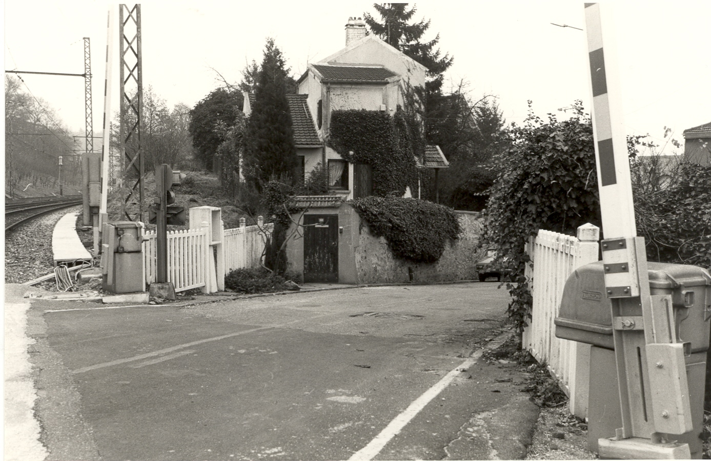 Le passage à  niveau n°21 : coté rue Etienne Bauer