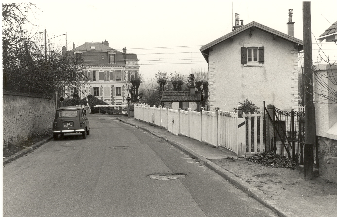 Le passage à  niveau n°21 : coté rue de la pacaterie.