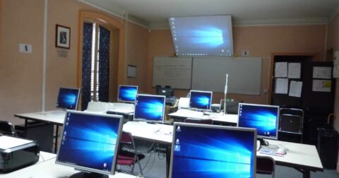 salle avec plusieurs ordinateurs