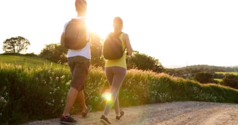deux personnes qui marchent avec un sac à dos