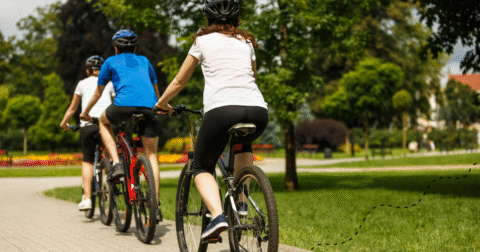 3 personnes, de dos, faisant du vélo