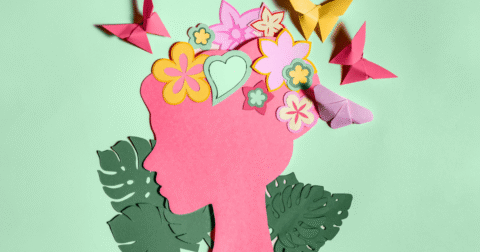 visage d'une femme en portrait, tout en rose avec des papillons, cœurs, fleurs au niveau de sa tête (comme si ils sortaient de sa tête)