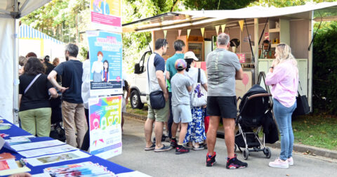 Personnes devant des stands à la journée des associations 2026